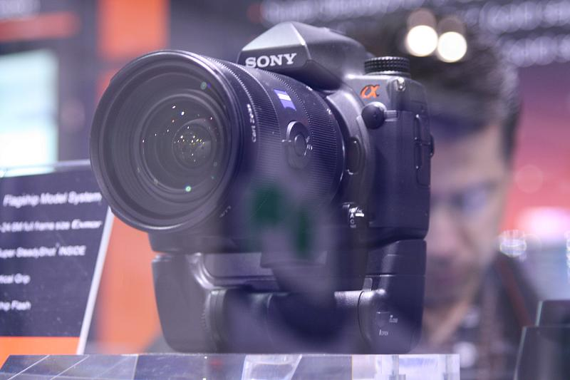 Illustration for article titled Sony's 25-Megapixel Full-Frame Sensor Lands in Massive Sony DSLR